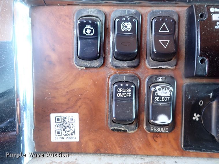 image for item DJ5675 2007 Peterbilt 386  semi truck