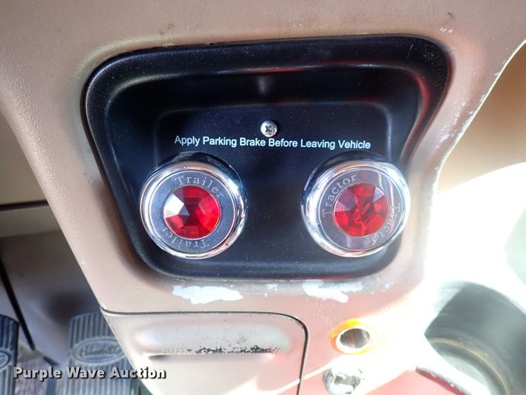 image for item DJ5675 2007 Peterbilt 386  semi truck