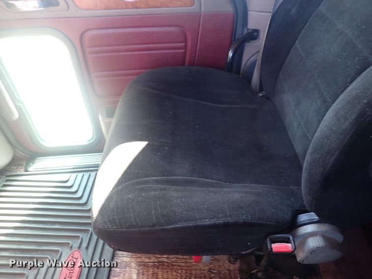 image for item DJ5675 2007 Peterbilt 386  semi truck