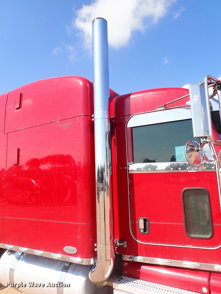 image for item DJ5675 2007 Peterbilt 386  semi truck