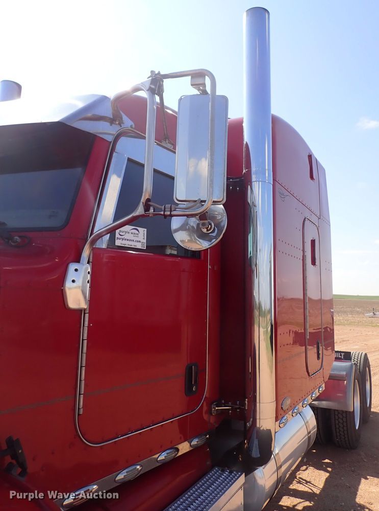 image for item DJ5675 2007 Peterbilt 386  semi truck