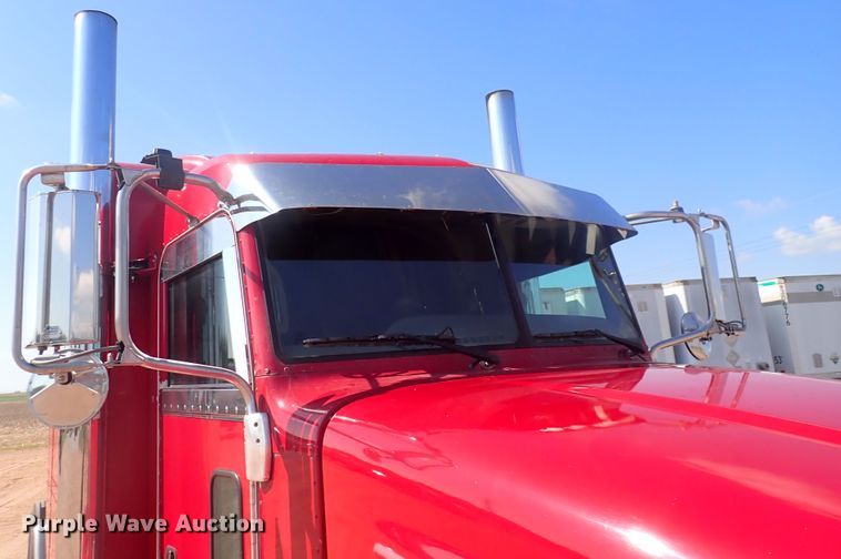 image for item DJ5675 2007 Peterbilt 386  semi truck