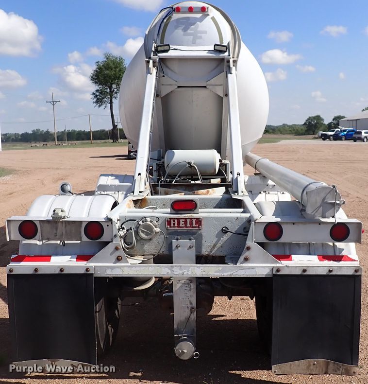 image for item DJ5679 1999 Heil  pneumatic dry bulk trailer