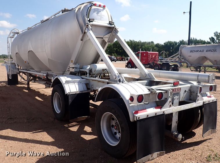 image for item DJ5679 1999 Heil  pneumatic dry bulk trailer
