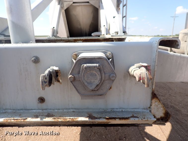 image for item DJ5679 1999 Heil  pneumatic dry bulk trailer