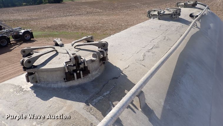 image for item DJ5679 1999 Heil  pneumatic dry bulk trailer