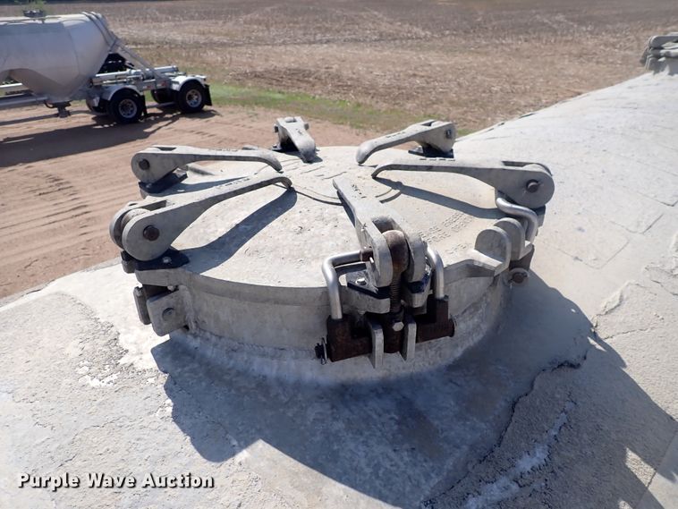 image for item DJ5679 1999 Heil  pneumatic dry bulk trailer