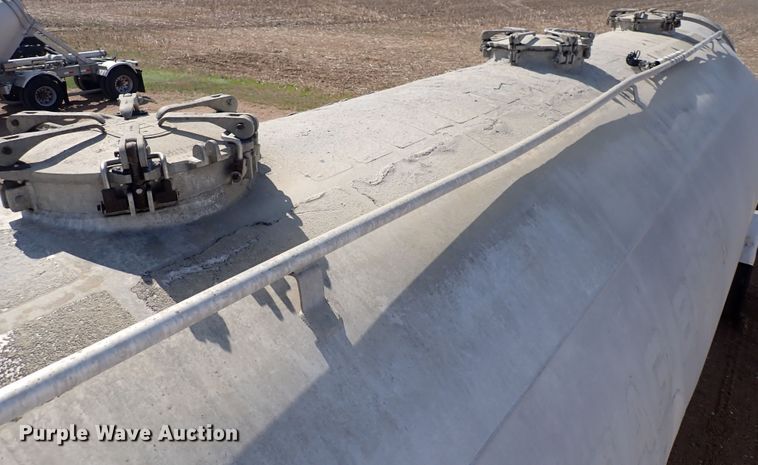 image for item DJ5679 1999 Heil  pneumatic dry bulk trailer