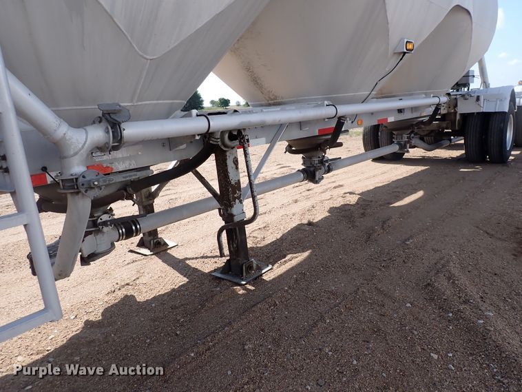 image for item DJ5679 1999 Heil  pneumatic dry bulk trailer