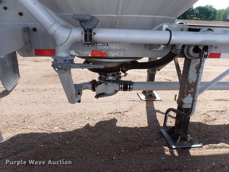 image for item DJ5679 1999 Heil  pneumatic dry bulk trailer