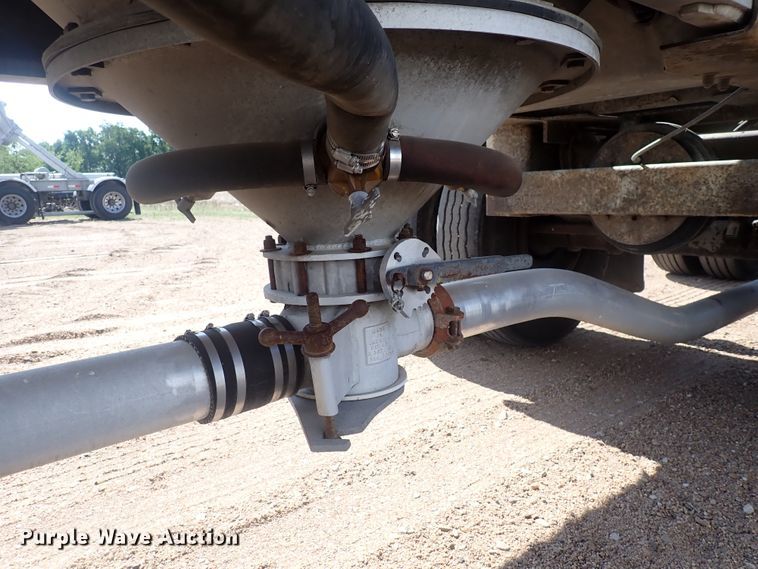 image for item DJ5679 1999 Heil  pneumatic dry bulk trailer