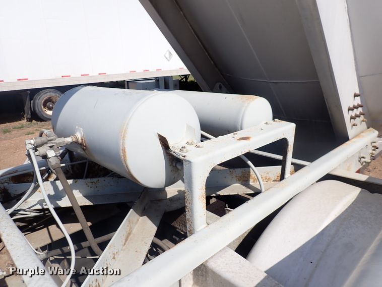 image for item DJ5679 1999 Heil  pneumatic dry bulk trailer