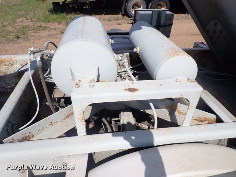image for item DJ5679 1999 Heil  pneumatic dry bulk trailer