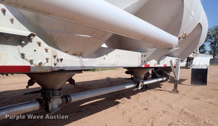 image for item DJ5679 1999 Heil  pneumatic dry bulk trailer