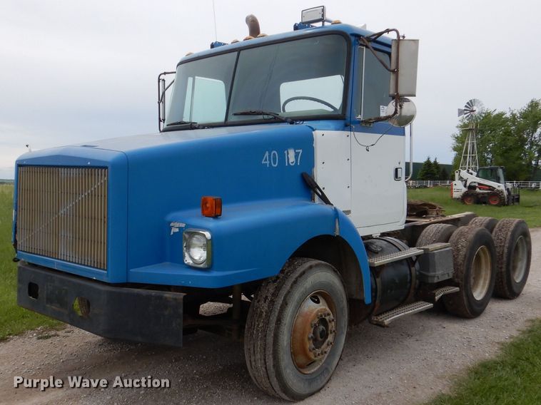 image for item DL8097 1994 White GMC WG  semi truck