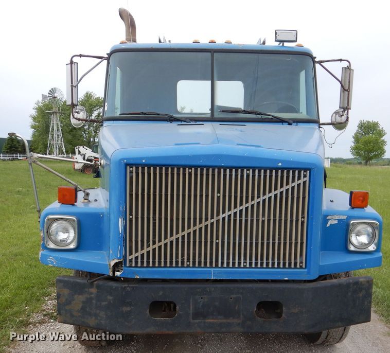 image for item DL8097 1994 White GMC WG  semi truck