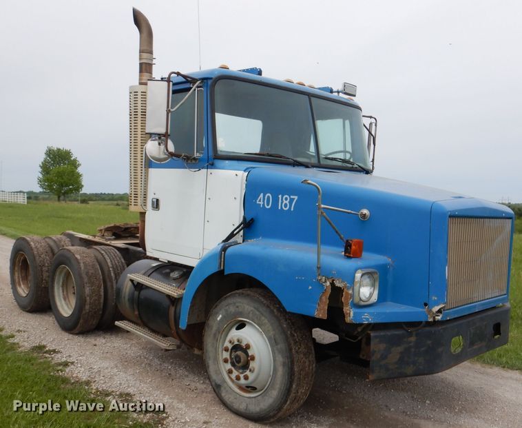 image for item DL8097 1994 White GMC WG  semi truck