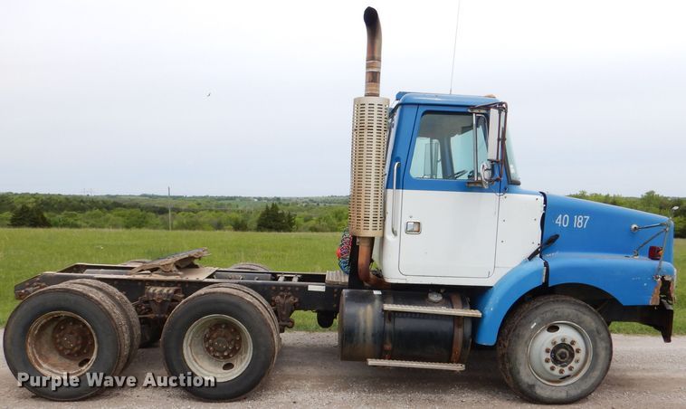 image for item DL8097 1994 White GMC WG  semi truck