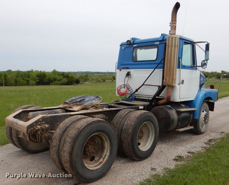 image for item DL8097 1994 White GMC WG  semi truck