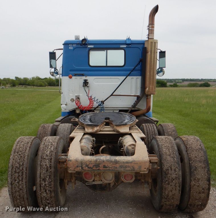 image for item DL8097 1994 White GMC WG  semi truck
