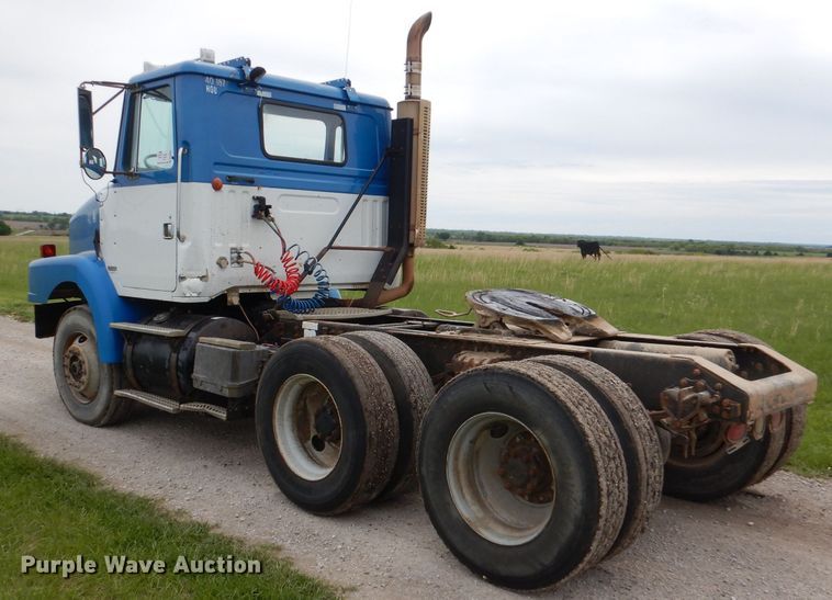 image for item DL8097 1994 White GMC WG  semi truck