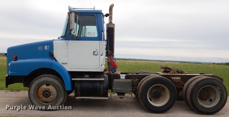 image for item DL8097 1994 White GMC WG  semi truck