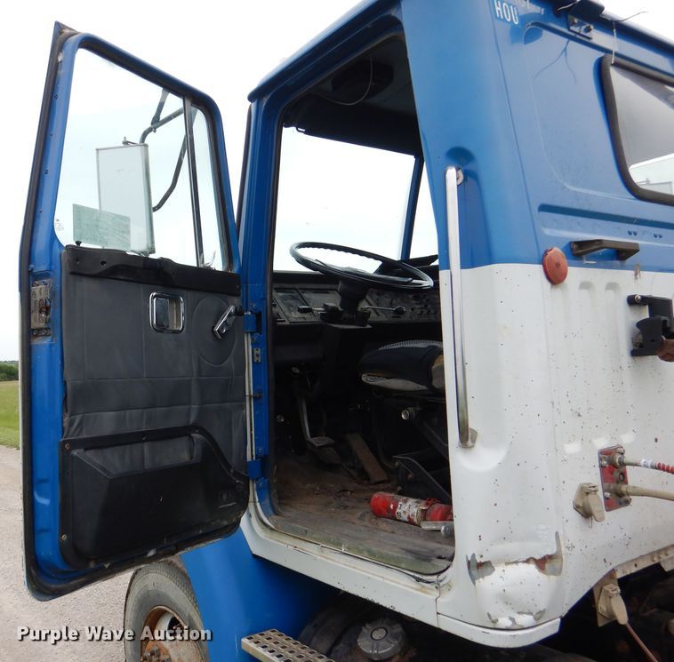 image for item DL8097 1994 White GMC WG  semi truck