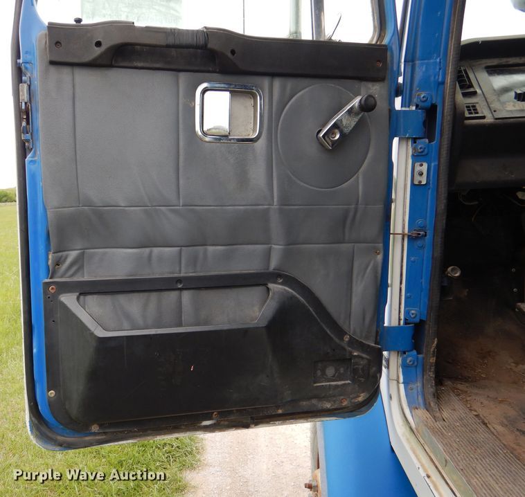 image for item DL8097 1994 White GMC WG  semi truck