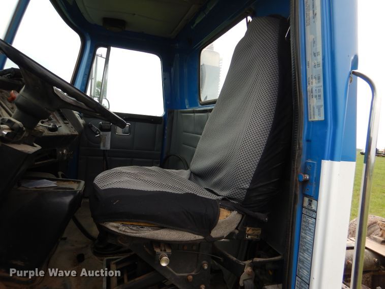 image for item DL8097 1994 White GMC WG  semi truck