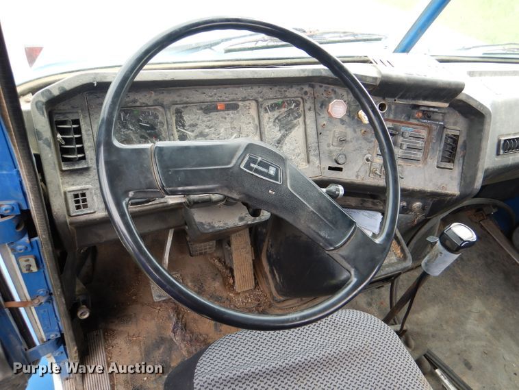 image for item DL8097 1994 White GMC WG  semi truck