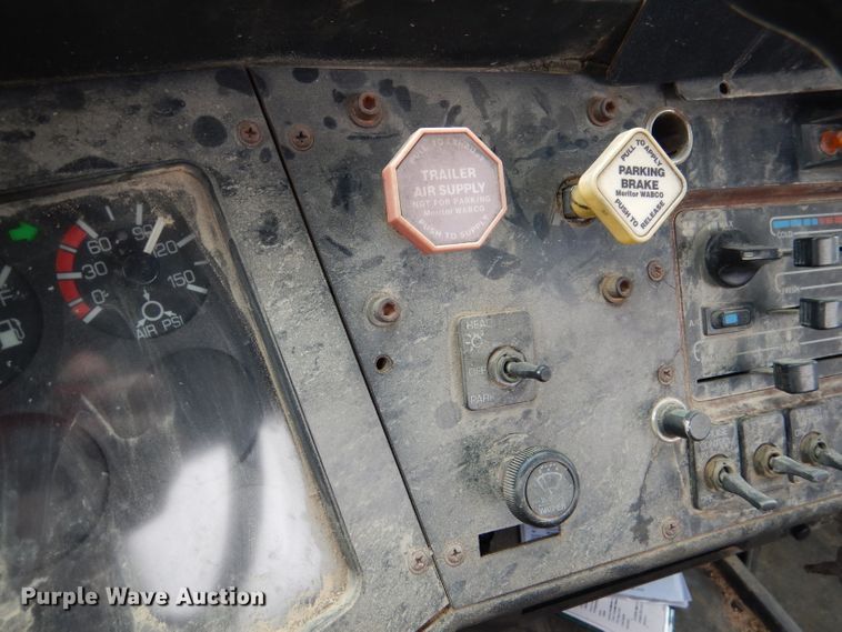 image for item DL8097 1994 White GMC WG  semi truck