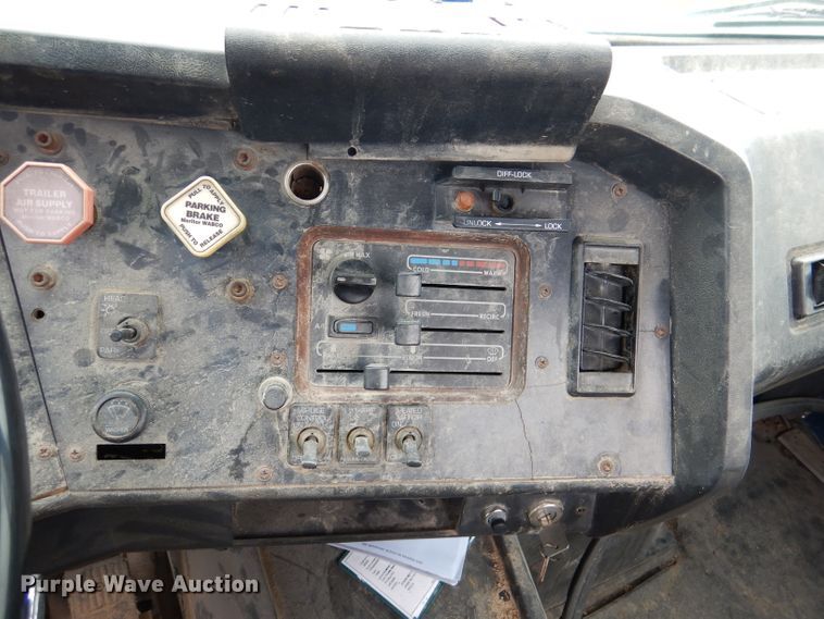 image for item DL8097 1994 White GMC WG  semi truck