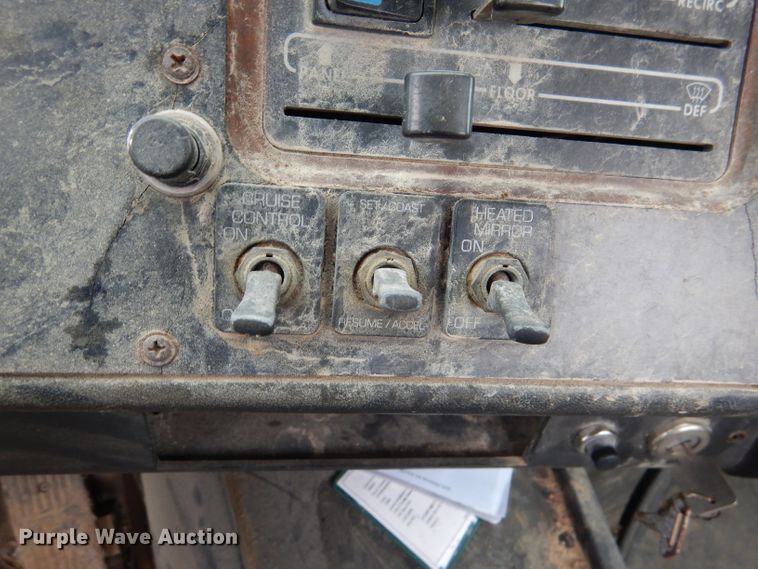 image for item DL8097 1994 White GMC WG  semi truck