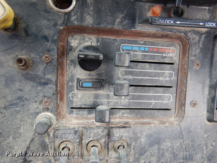 image for item DL8097 1994 White GMC WG  semi truck