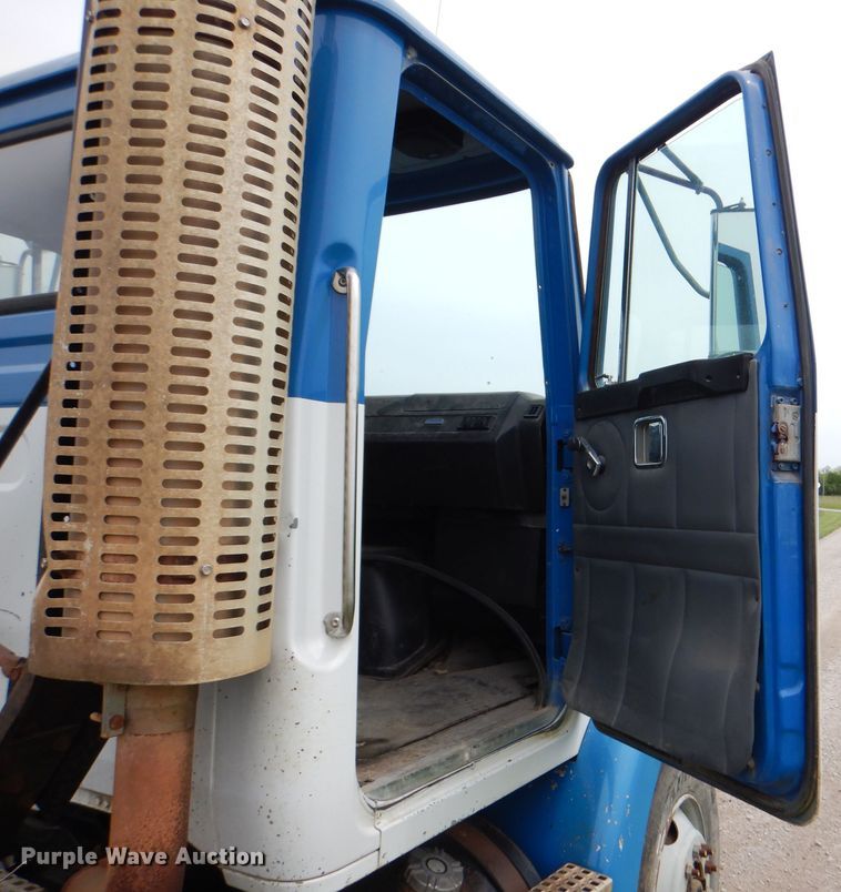 image for item DL8097 1994 White GMC WG  semi truck