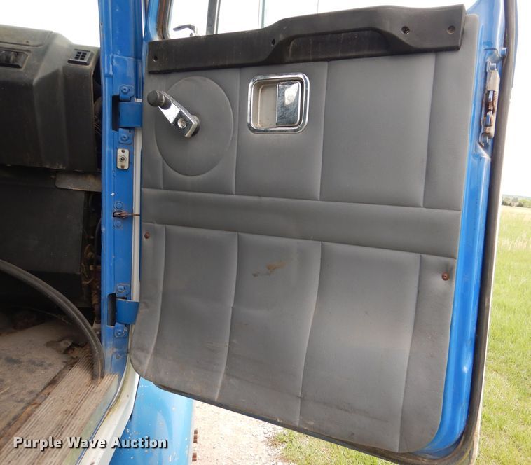 image for item DL8097 1994 White GMC WG  semi truck