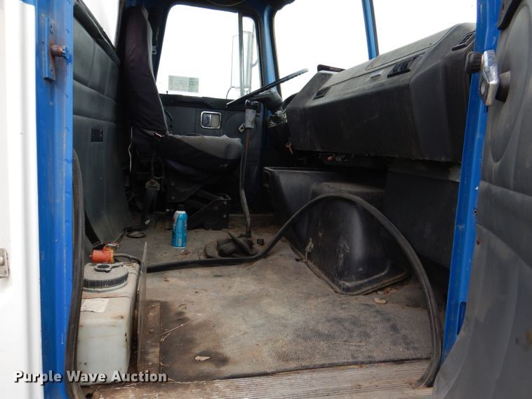 image for item DL8097 1994 White GMC WG  semi truck