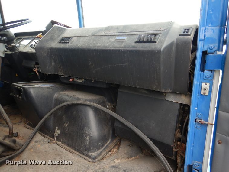 image for item DL8097 1994 White GMC WG  semi truck