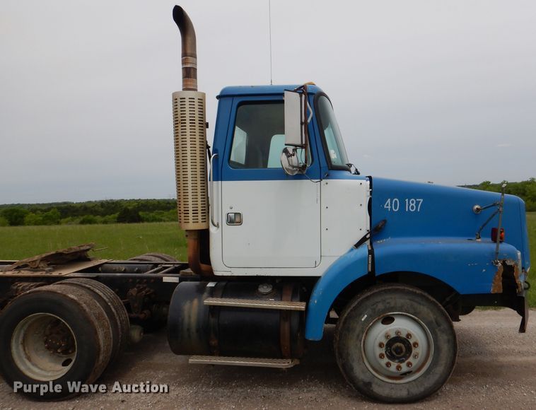 image for item DL8097 1994 White GMC WG  semi truck
