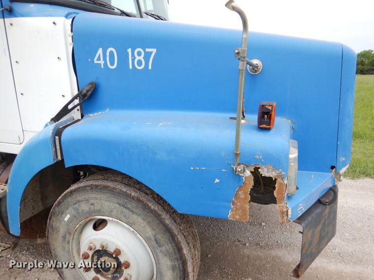 image for item DL8097 1994 White GMC WG  semi truck