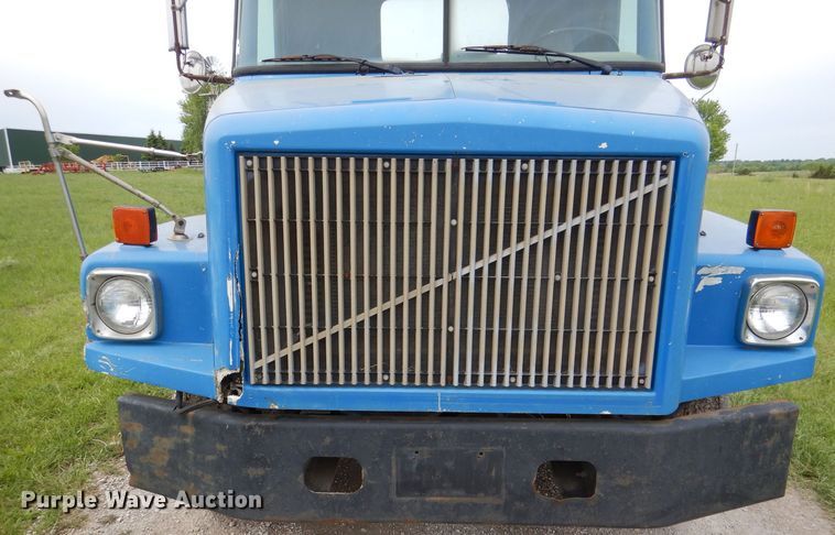 image for item DL8097 1994 White GMC WG  semi truck