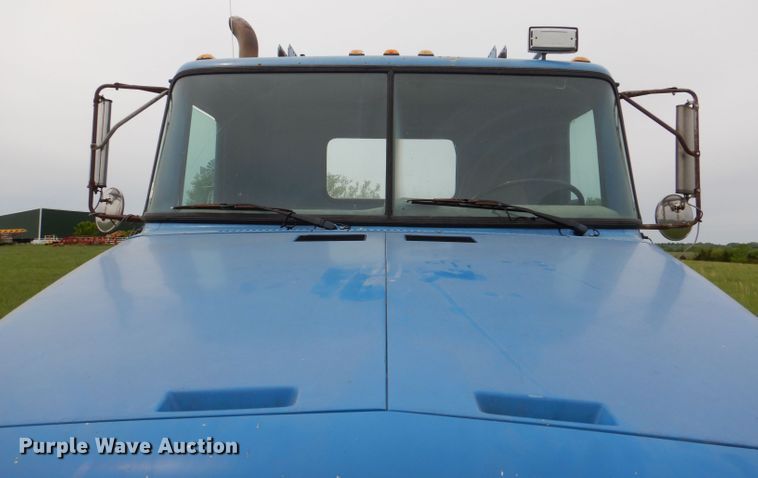 image for item DL8097 1994 White GMC WG  semi truck