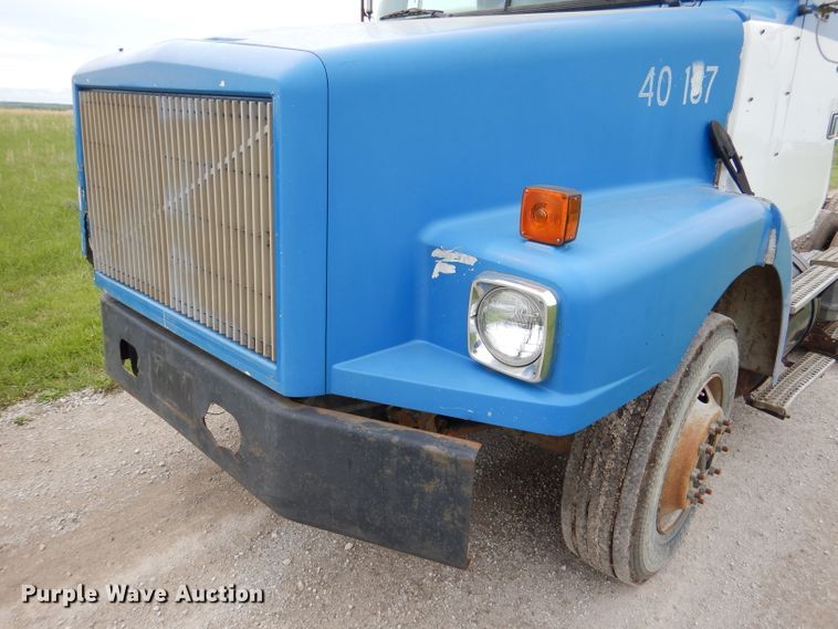 image for item DL8097 1994 White GMC WG  semi truck