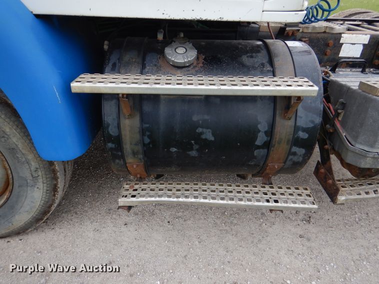 image for item DL8097 1994 White GMC WG  semi truck