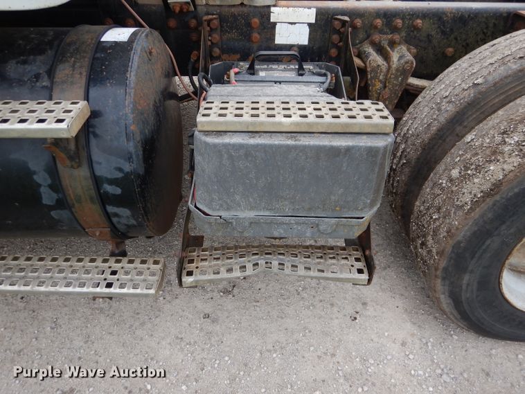 image for item DL8097 1994 White GMC WG  semi truck