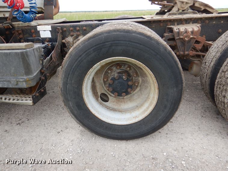 image for item DL8097 1994 White GMC WG  semi truck