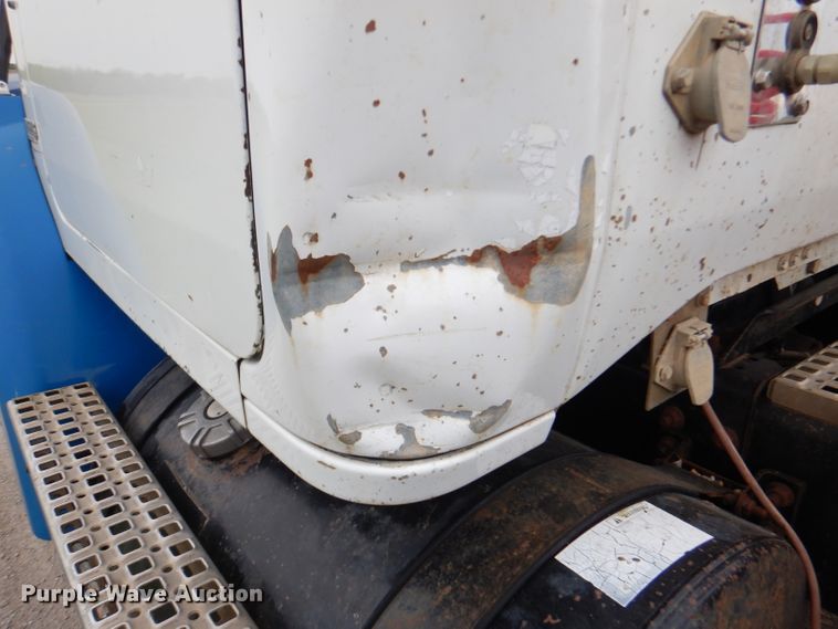 image for item DL8097 1994 White GMC WG  semi truck