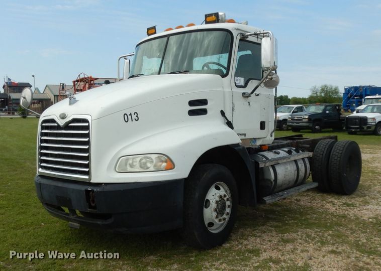 image for item DM2953 2006 Mack CXN612  truck cab and chassis
