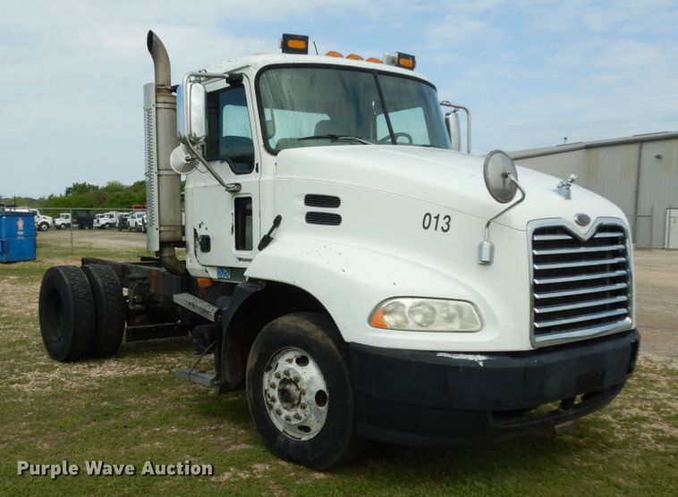 image for item DM2953 2006 Mack CXN612  truck cab and chassis