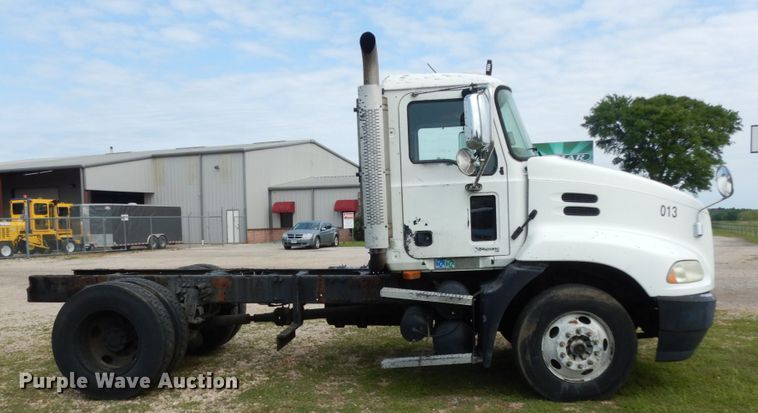 image for item DM2953 2006 Mack CXN612  truck cab and chassis